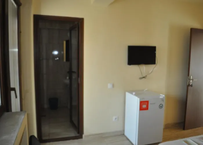 Raza - Locatie Centrala 게스트하우스 3*